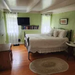 ORIGINAL 1927 COZY LAKEFRONT BUNGALOW WITH WRAP AROUND PORCH Hotel a Lake Oswego