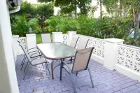 Niko's Beach Home Perfect Location In The Cove