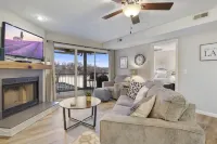 GORGEOUS LAKEFRONT condo with BEACH, 2 pools, and AMAZING views! Hotel a Osage Beach