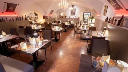 Live like a king - maisonette apartment in a castle hotel Отели в г. Мондзее