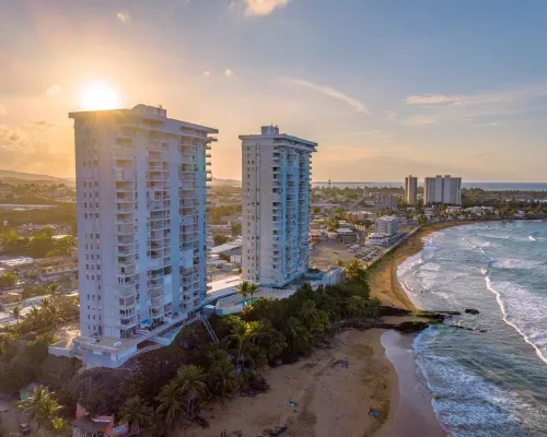 Beachfront Condo with Amaing Ocean View. Walk to Beaches & Restaurants ルキリョのホテル