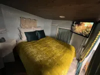 Tiny House/w outdoor cast-iron shower/tub Hotel in zona Just Aircraft
