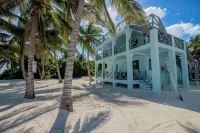 Charming 3-bedroom 2-bathroom Beachfront Beauty with separate living quarters