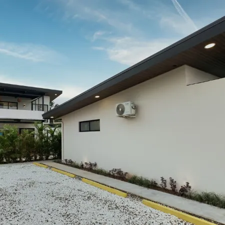 Cozy private studio with WiFi, AC, jacuzzi, volcano views, 8min drive to Fortuna
