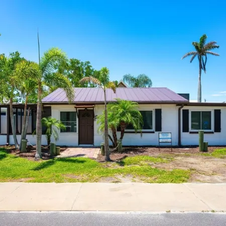 Shell We Dance? Charming Bungalow with Fabulous Location and Private Pool!