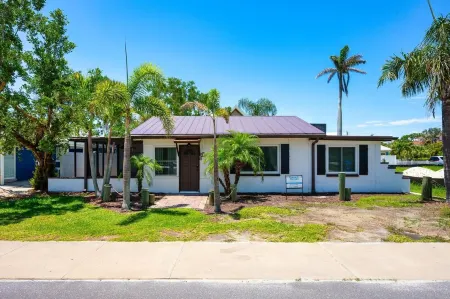 Shell We Dance? Charming Bungalow with Fabulous Location and Private Pool!