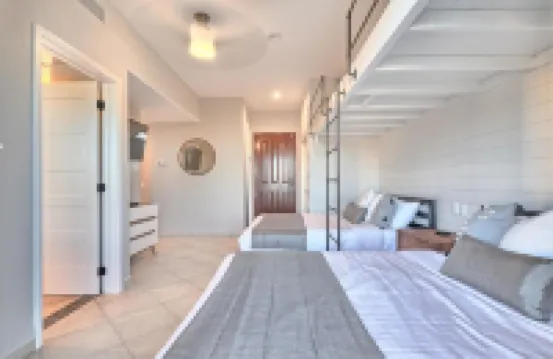 Las Palomas-Breathtaking Ocean Front 3 Bedroom 3 Bathroom Condo with En Suite のホテル