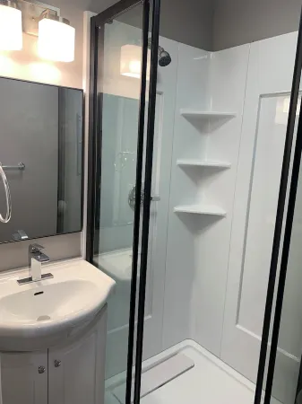 This cozy studio apartment has an ideal location in the heart of downtown. Отели рядом с достопримечательностью «Мемориал Юниверсити оф Ньюфаундленд»