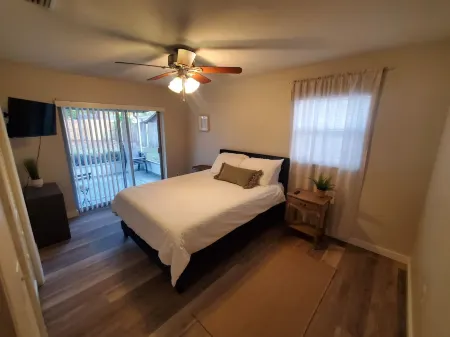 Welcome to Casa de Cruz where everything is a short drive away! Perfect for you!