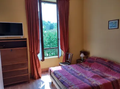 Furnished 2-bed apartment sleeps 4