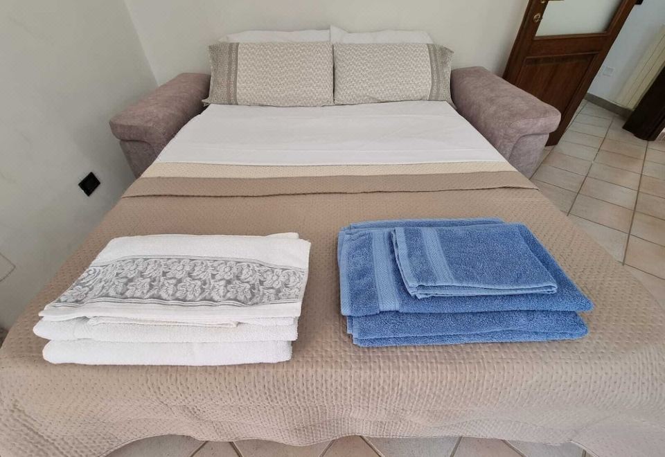 2 DOUBLE BEDS.. 이미지