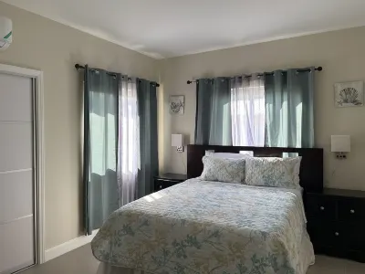 Seamist Holiday home with Spectacular Mountain View,  walk to beach pool gym