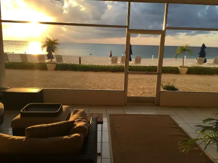 Prime Residence #7 on 7 Mile Beach, High-End Ground Floor Beachfront Condo Отели рядом с достопримечательностью «Clock Tower»