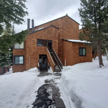 Minutes from Downtown Truckee! Biking, hiking, shopping, restaurants...