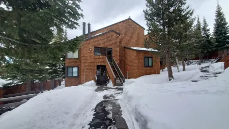 Minutes from Downtown Truckee! Biking, hiking, shopping, restaurants...