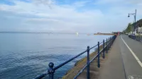 Seafront Apartment with Garden - Perfect location in Mumbles