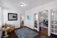 Vintage Coastal Cottage 4Bd/2Bth Downstairs Unit