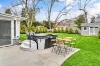 Ottawa Hills Bliss: Luxe 2BR with Hot Tub & King! Hotels in Ottawa Hills