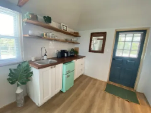 Dreamy studio 30 seconds from the beach, includes kayak and bicycles! Hotels in Sandys