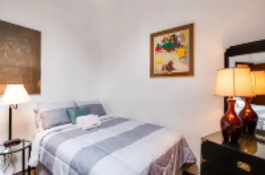 31sw - Fireplace - Wifi - Washer/Dryer - Sleeps 4 2 Bedroom Home by RedAwning