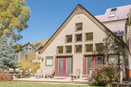 Giant Riverfront Deck w Grill, Tons of Space Viking Lodge 100AB Condo Отели в г. Теллурайд