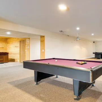 Hot Tub and Sauna Hoffman Estates Villa in Elgin!