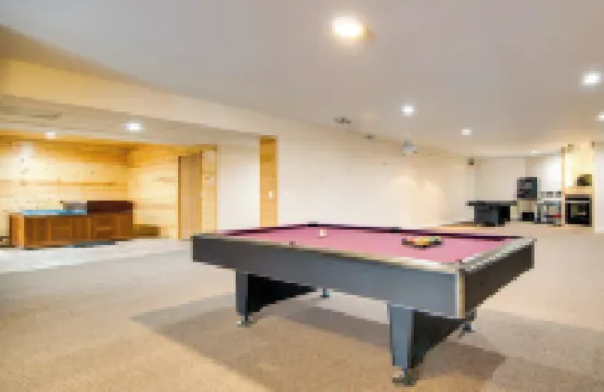 Hot Tub and Sauna Hoffman Estates Villa in Elgin!