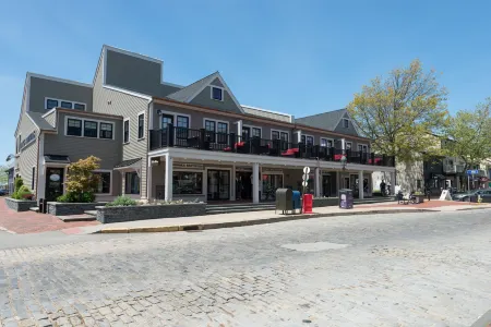 The Newport Lofts - Brick Market Place Отели рядом с достопримечательностью «Брейкерс»