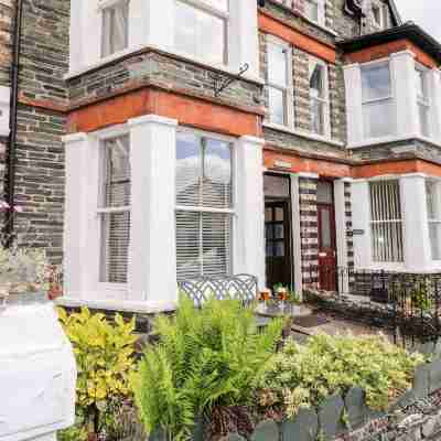 Oakhurst Hotel Exterior
