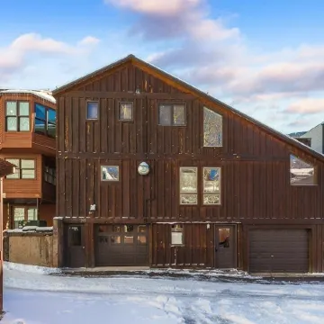 Comfort, Style, Short Walk to Town Park & Gondola 1 Bedroom Condo by RedAwning