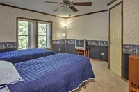 Captivating Cadiz Hideaway w/ Deck on Lake Barkley - 3-Sterne