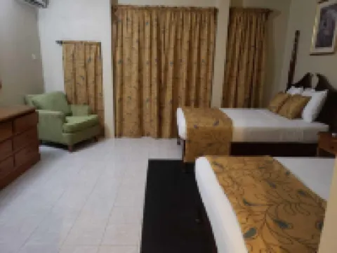 มูนไรส์ วิลลาส์ โรงแรมในเนกริล