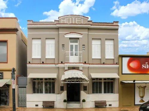 Mova Hotel d'Oeste - Localizado em Frente a Praça Principal da Cidade, na área Central - Pé na Praça Hôtels à : Poços de Caldas