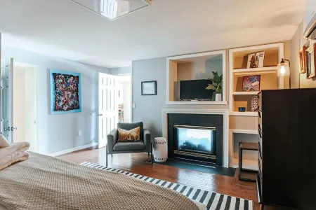 North Central Loft Отели рядом с достопримечательностью «Университет Мэри Болдуин»