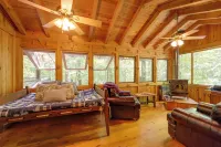 All-Season Sunroom and Hot Tub Marion Cabin Retreat - 4 étoiles