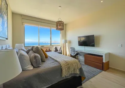 3BR Condo w/ Iconic Arch Views, Pool & 5 min -Town