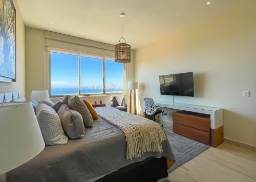 3BR Condo w/ Iconic Arch Views, Pool & 5 min -Town
