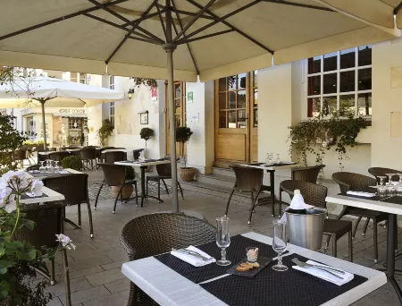 Logis Hôtel Restaurant le Puits Doré Отели в г. Л'Иль-Бушар