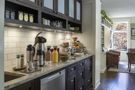 El Moore Lodge Отели рядом с достопримечательностью «Joe Louis Monument»