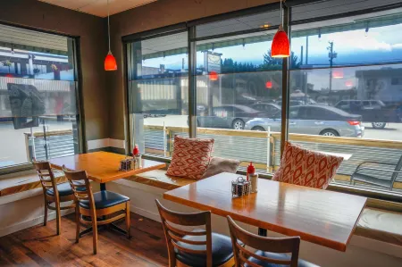 Thunderbird Motor Inn Отели в г. Дункан