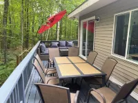 Winnipesauke beach access, family and dog friendly home with fenced in Yard.