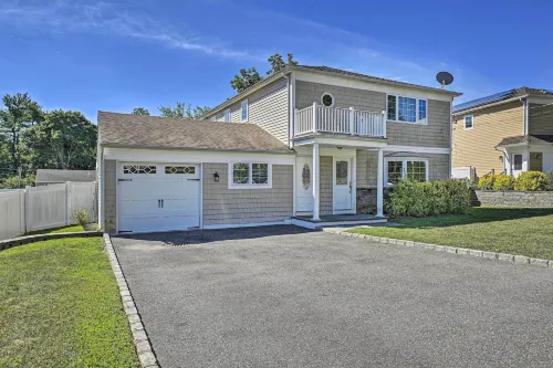 Glen Cove Home Walk to Boardwalk and Dining!