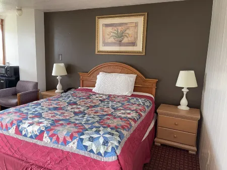 Royal A Motel Отели рядом с достопримечательностью «Соос Крик Ботаникал Гарден & Херитедж Сентер»