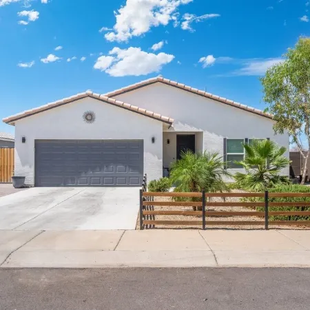 New 4 BR Brand new Heated Pool & Spa plus 2nd therapeutic Spa Putting Green!