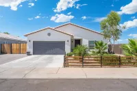 New 4 BR Brand new Heated Pool & Spa plus 2nd therapeutic Spa Putting Green!