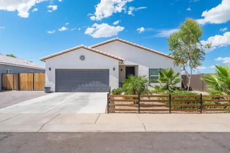 New 4 BR Brand new Heated Pool & Spa plus 2nd therapeutic Spa Putting Green!