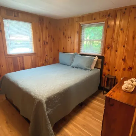Lakes Region Cozy Camp in Shellcamp Hotéis em Gilmanton