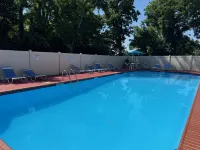 Spacious Retreat with Outdoor Pool and Smart TV - Cozy Haven Hotel a Cheltenham Township
