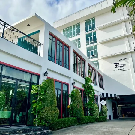 The Bridge Residence Hotel Отели рядом с достопримечательностью «Военный музей JEATH»