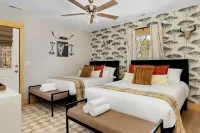 Wanderlust Villa – Spacious Mt cabin w/ Game room, Hot tub and Karaoke nights !